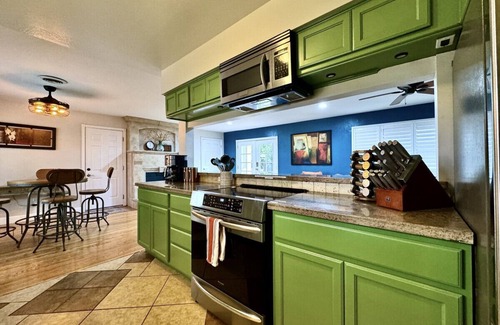 Little Pocket House | *Hot Tub*Cul-de-Sac*2 King Beds*Expensive Bedding*