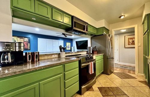 Little Pocket House | *Hot Tub*Cul-de-Sac*2 King Beds*Expensive Bedding*