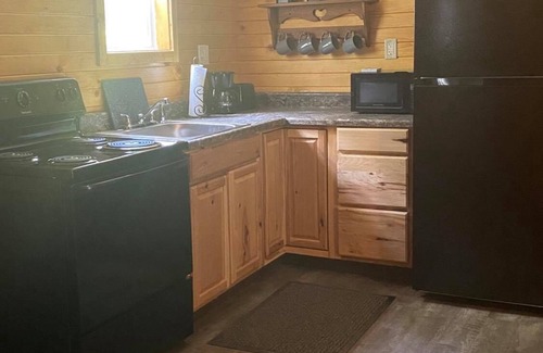 Somerset Cabin | Hot Tub, Fire Ring, Charcoal Grill, Hocking Hills, Buckeye Lake, Legend Valley