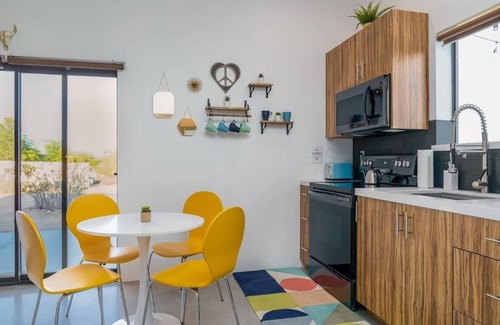 Joshua Tree House | ❤Hot tub & Fully Fenced❤ Modern 70s Vibe+Firepit+Hammocks❤