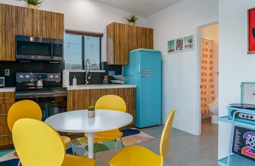 Joshua Tree House | ❤Hot tub & Fully Fenced❤ Modern 70s Vibe+Firepit+Hammocks❤