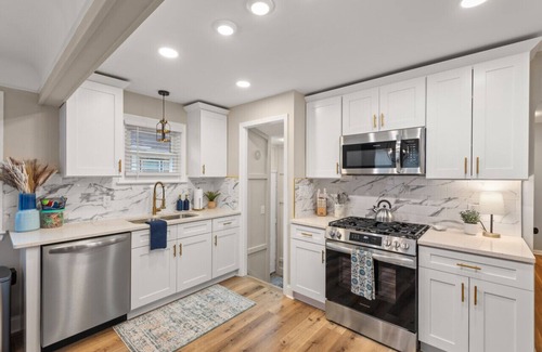 Parma Heights House | Hot Tub|Game Room w/Shuffleboard|N64|Sleeps 8