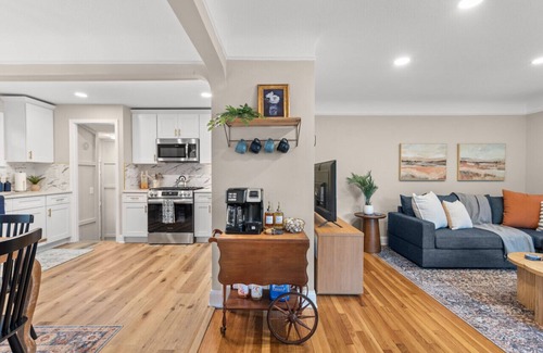 Parma Heights House | Hot Tub|Game Room w/Shuffleboard|N64|Sleeps 8