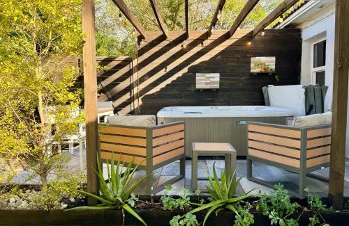 Biscayne Park House | HOT TUB HOUSE ON GOLF COURSE! 10 MINs TO THE BEACH