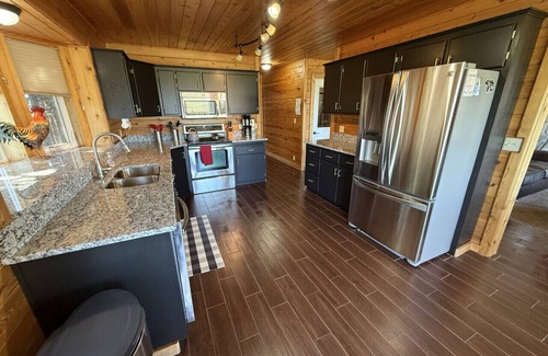 Island Park Cabin | Hot Tub, Kid Loft, Ping Pong, 25 min YNP, Fire Pit