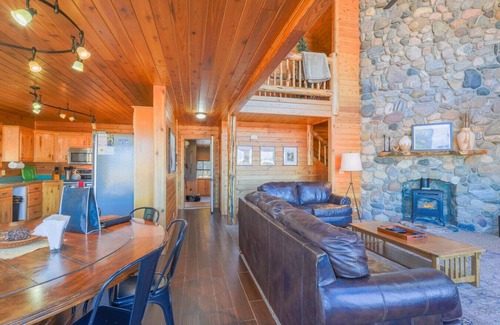 Island Park Cabin | Hot Tub, Kid Loft, Ping Pong, 25 min YNP, Fire Pit