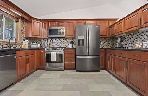 Sun Prairie House | Hot Tub - King Suite - Game Room - Large Groups