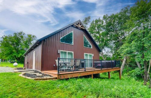 Pella House | Hot Tub, Water Access Cabin Near Lake Red Rock!