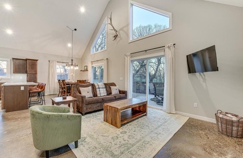 Pella House | Hot Tub, Water Access Cabin Near Lake Red Rock!