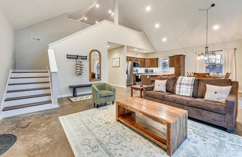 Pella House | Hot Tub, Water Access Cabin Near Lake Red Rock!
