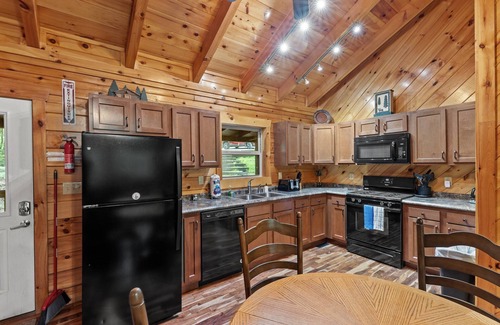 Primrose Cabin | Hot Tub, WiFi, Fireplace - Cliffview Resort - DayDreamer Log Cabin - 9mins to Natural Bridge RRG!