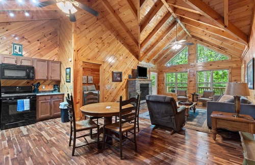 Primrose Cabin | Hot Tub, WiFi, Fireplace - Cliffview Resort - DayDreamer Log Cabin - 9mins to Natural Bridge RRG!