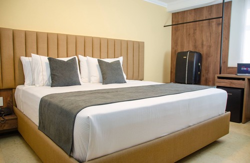 Kennedy Hotel | Hotel ByHours Las Americas