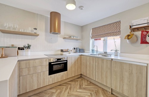 Colchester House | Hotel Comfort in a 4 bed 2 bath w/Garden, Parking, Wifi