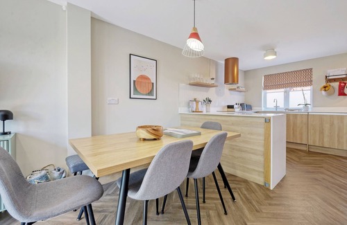 Colchester House | Hotel Comfort in a 4 bed 2 bath w/Garden, Parking, Wifi