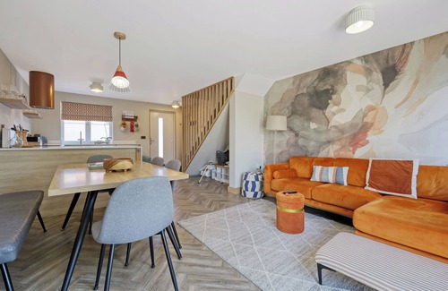 Colchester House | Hotel Comfort in a 4 bed 2 bath w/Garden, Parking, Wifi