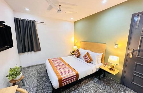 Punjabibagh Hotel | Hotel Golden Saffron By Qotel Punjabi Bagh