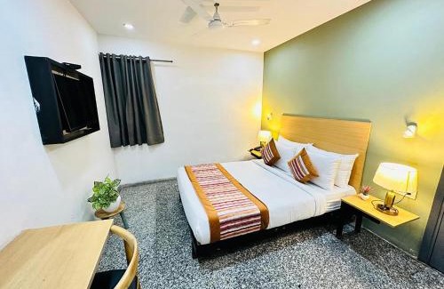 Punjabibagh Hotel | Hotel Golden Saffron By Qotel Punjabi Bagh