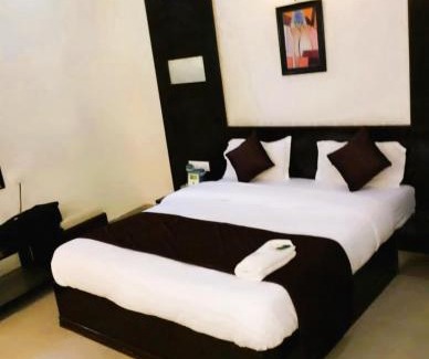 Vastrapur Hotel | Hotel Lake Palace Ahmedabad