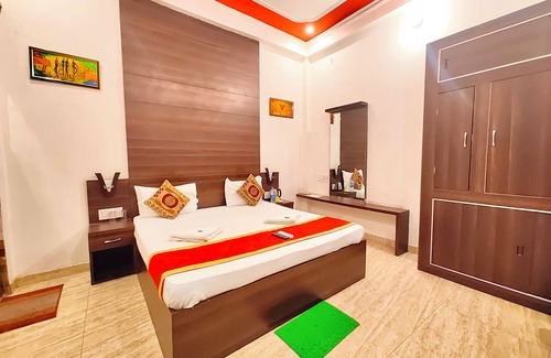 Ayodhya Hotel | Hotel Nirmala Palace Ayodhya
