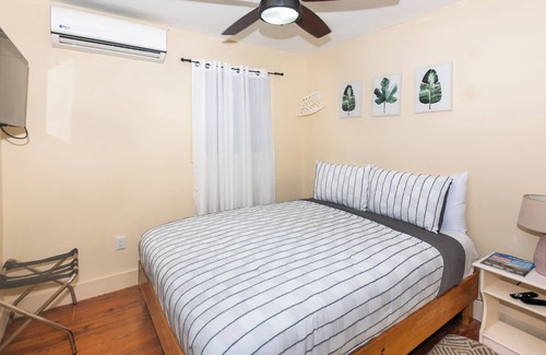 Antoneys Cay Hotel | Hotel room/in the heart of West End/Beach Front