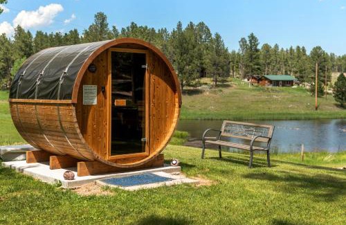 Custer House | Hottub Hideaway BHBungalows #6