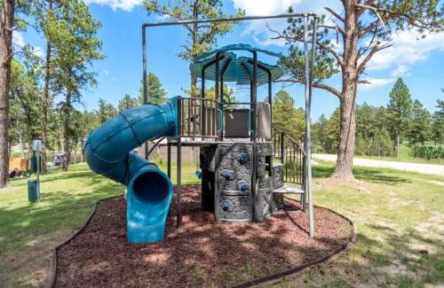 Custer House | Hottub Hideaway BHBungalows #6