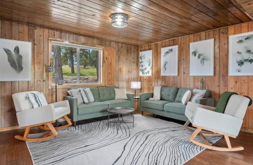 Custer House | Hottub Hideaway BHBungalows #6