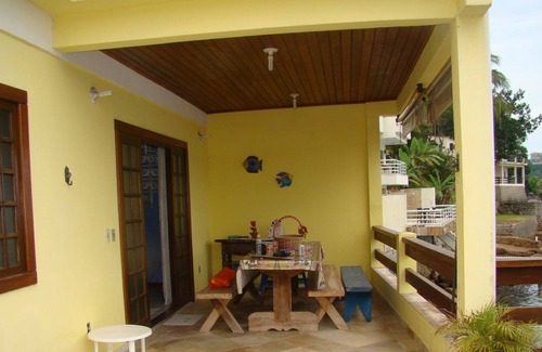 Conceicao de Jacarei House | House facing the sea