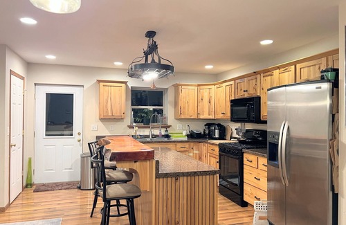 Black Wolf House | House for EAA, 6 miles from grounds