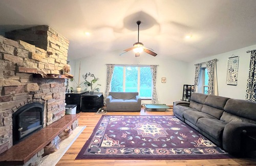 Black Wolf House | House for EAA, 6 miles from grounds