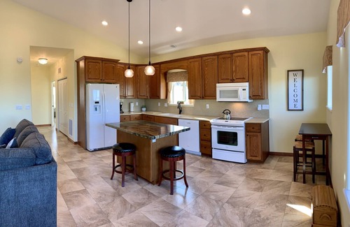 Kingman House | House in the trees, 5 miles from Interstate 40, wild life, amazing views