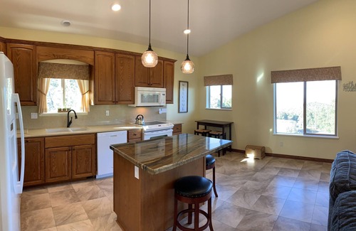 Kingman House | House in the trees, 5 miles from Interstate 40, wild life, amazing views