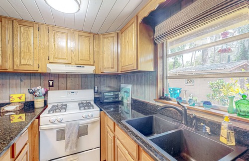 Weeki Wachee Gardens House | House in Weeki Wachee with kayaks, dock access, & bikes