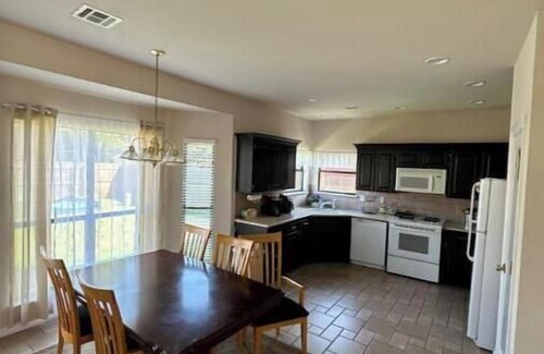 Yukon House | House near the Lake and Turnpike