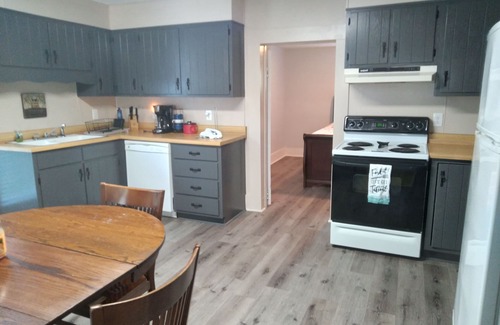 French Lick House | House sleeps 6. Just 5 minutes Patoka Lake boat ramp. Anglers Welcome!