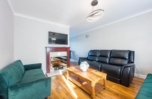 Basildon House | House - sleeps 7 private garden & parking