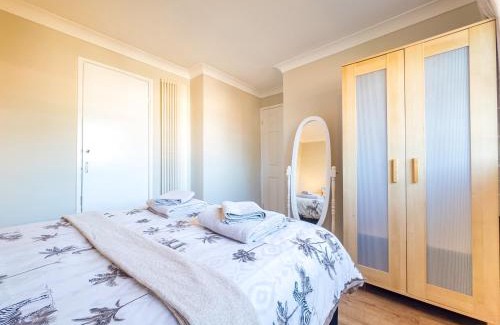 Basildon House | House - sleeps 7 private garden & parking