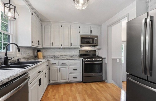 Green Bay House | House w/Finished Garage walk to Lambeau/Bars/Resch