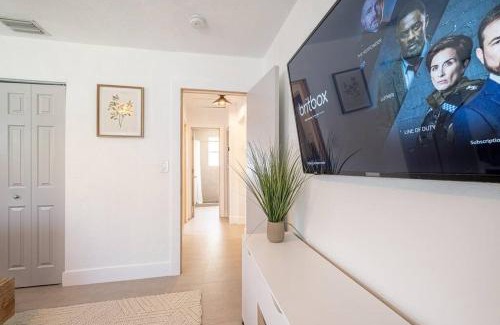 Biscayne Park House | HOUSE WITH A HOT TUB ! ONLY 10 MINS TO THE BEACH