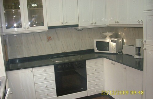 Rianxo Villa | HOUSE WITH CLOSED ROOM, HUERTA, GARDEN, 4 BEDROOMS 600 METERS FROM THE BEACH