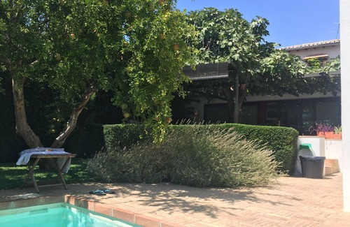 Beiro House | House with garden and views in a natural area 15' from the bustling city center