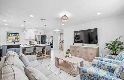 Whitfield House | House with Heated Pool and Outdoor kitchen close to Siesta Key Beach!