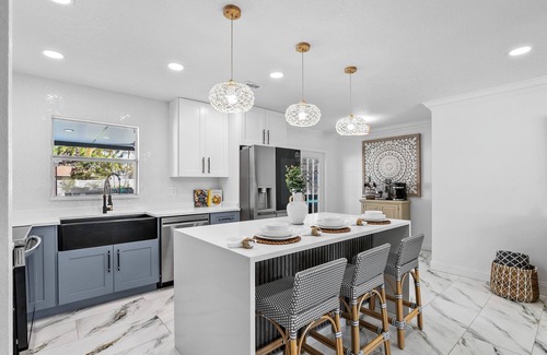 Whitfield House | House with Heated Pool and Outdoor kitchen close to Siesta Key Beach!