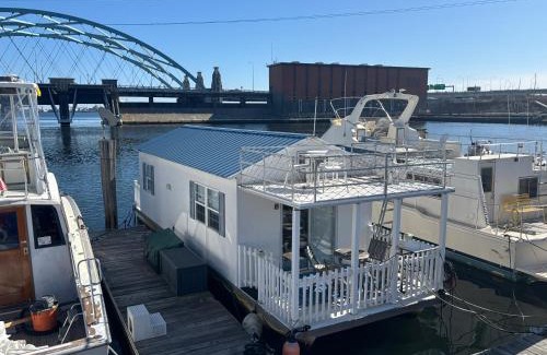 Fox Point Boat Rental | Houseboat in Providence!