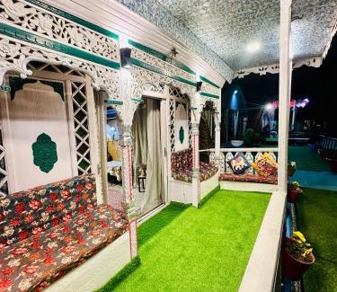 Dal Lake Bed & Breakfast | Houseboat Lakeview Retreat
