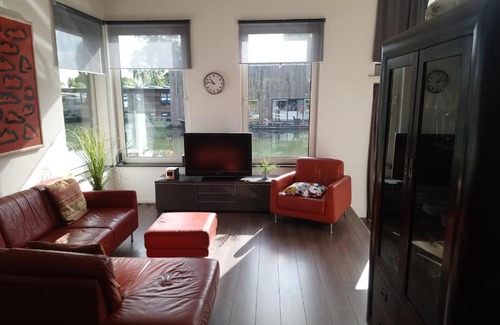 Amsterdam North Bed & Breakfast | Houseboat Vliegenbos