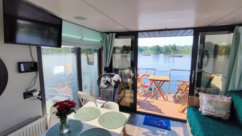 Uraz Apartment | Houseboat Water Boy apartament pływający dom na wodzie łódź