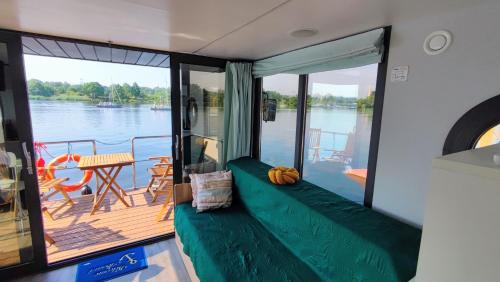 Uraz Apartment | Houseboat Water Boy apartament pływający dom na wodzie łódź