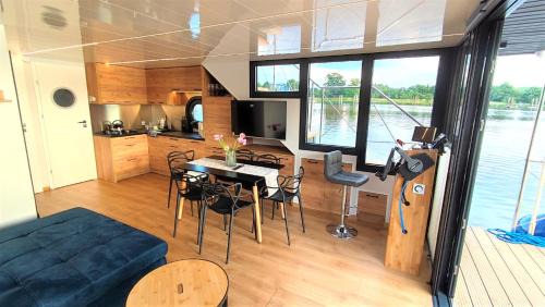 Uraz Boat Rental | Houseboat Water King apartament pływający dom na wodzie łódź Hausboot 7 os